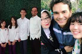 Ia memberikan pernyataan ini setelah mantan istrinya. Ide Nama Anak Dari Keluarga Besar Syach Kental Nuansa Islaminya