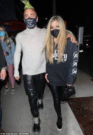 Avril lavigne and mod sun are currently ruling a part of the music industry. Avril Lavigne Rocks Tight Leather Trousers As Beau Mod Sun Throws Arm Around Her During Date Night Duk News