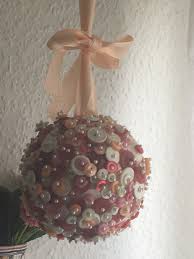 Ihr wollt einfache diy weihnachtskarten mit kindern basteln? Diy Knopfe Styropor Kugel Bastelideen Kugeln Basteln Weihnachtskugeln Basteln