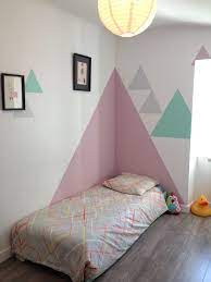 Les couleurs lit et literie sont à prendre en considération en premier lieu puisqu'elles sont souvent celles qu'on voit le plus dans la décoration de chambre. Chambre D Enfant Deco Mur Peinture Triangle Geometric Wall Paint Girl Room Kid Room Decor Kids Bedroom