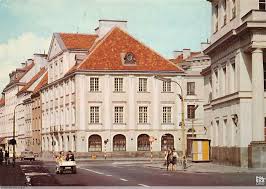 Historia ulicy sięga początków warszawy, gdyż była to droga wychodząca ze starej warszawy przez bramę krakowską w kierunku krakowa, początkowo nazywana była kozia oraz bykowa. Palac Malachowskich Ul Senatorska Warszawa Zdjecia