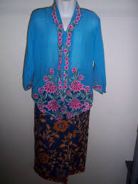 Kebaya adalah salah satu pakaian tradisional dari indonesia yang sering dipakai saat acara formal seperti pernikahan. 32 Baju Kebaya Item Inspirasi Terbaru