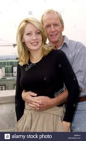 Paul hogan is an australian based actor, comedian, and television presenter, who is best recognized for getting nominated for academy awards for best maybe you know about paul hogan very well but do you know how old and tall is he, and what is his net worth in 2021? Australischer Schauspieler Paul Hogan Juli 2001 Mit Frau Linda Kozlowski In London Ihren Neuesten Film Crocodile Dundee In La Zu Fordern Stockfotografie Alamy