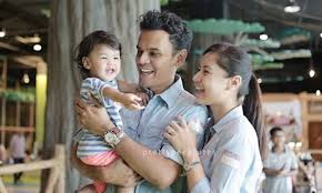 (2012), lagenda budak setan (2010) and i'm not single (2008). Lisa Surihani Tidak Benar Peminat Ambil Gambar Anak