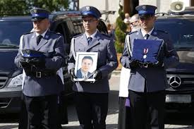 Pogrzeb policjanta,… pogrzeb policjanta, który zginął podczas strzelaniny zdjęcia. Pogrzeb Sierz Szt Tomasza Iwanca Policjanci Pozegnali Kolege Ktory Zginal W Wypadku Kurier Lubelski