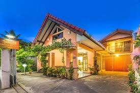 Located in the heart of depok, this guesthouse is 0.6 mi (0.9 km) from hartono mall and within 3 mi (5 km) of gadjah mada university and jogja city mall. Abel Homestay Senyaman Rumah Eyang Lokasinya Kekinian