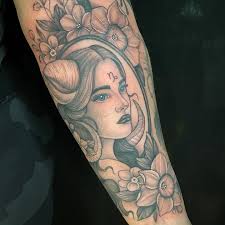 Capricorn babe for Natalia! Thanks for the trust 💛This one wraps quite a  bit, swipe for more angles and a video (part healed, part fresh) . . .  #capricorn #capricorntattoo #floraltattoo #ladytattoo #