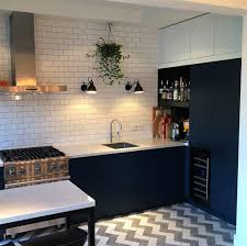 mooie donker blauwe keuken met marmeren werkblad de keuken beschikt over een fornuis wijnkoelkast en 3 in 1 quoo keuken ontwerp keuken inspiratie keuken idee