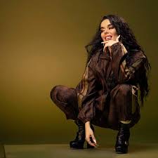 Тянет на очередной латиноамериканский миллиардник в youtube. Beatriz Luengo Se Come A Bad Bunny Con Version Feminista De Maluma
