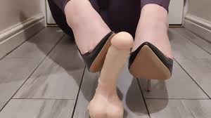 Dir einen frechen Heeljob und Footjob geben, während du schmutzig mit dir  redest x