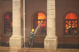 All university of cape town (uct) students have been evacuated by emergency support staff as the fire spreads to campus. P0drhxodqn18om
