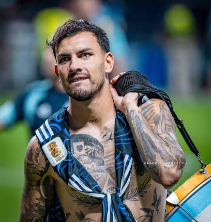 Leandro Paredes - Tiền vệ trụ cột của Argentina với phong cách đá mạnh mẽ, không ngại va chạm. Thế nhưng khi về đến nhà, chàng cầu thủ với đôi mắt xanh