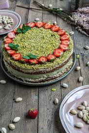 Den kuchen aus dem ofen nehmen und abkühlen lassen. Genussreiche Liaison Erdbeer Pistazien Torte Mit Baiser Mitliebezurtorte