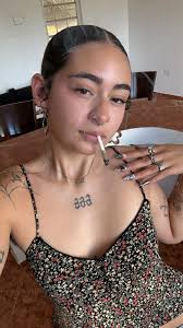 Usando Las Connies y el Greta grinder de @twoamigas_ , De los mejores  accesorios que he usado 😩 y me bajo el pote de Connies en menos na’.  Muchas gracias por pensar en mi 🥹💗