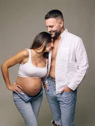 Couple avec bébé en poussette