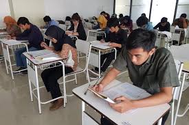 Mahasiswa yang melakukan ujian tidak bisa dalam melaksanakan ujian tes masuk penerimaan mahasiswa. Ini 3 Jalur Masuk Perguruan Tinggi Negeri Pada Tahun 2021 Halaman All Kompas Com