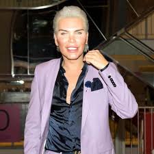 10 burun ameliyatı, yüz gerdirme operasyonu, kalça operasyonu gibi çeşitli operasyonlar geçirdi. Die Nasen Ops Der Stars Fotos Der Tops Und Flops Gala De