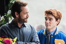 Kj posted a captionless photo of himself and clara with her belly out on instagram. Luke Perry S Fred Andrews Was The Beating Heart Of Riverdale Vanity Fair