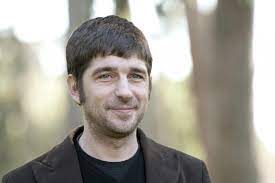 Nato a napoli nel 1977, aveva intrapreso la carriera dello spettacolo sulle orme del padre, fiore de rienzo, che è stato aiuto regista di citto. Ajxq58habywkbm