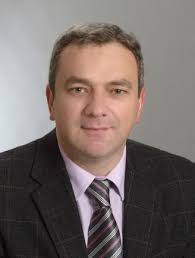 1 PROF. DR. ALMIR FATIĆ Dr. Almir Fatić je redovni profesor tefsira i  rukovodilac Katedre za tefsir (tumačenje Kur'ana) na F