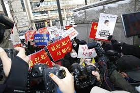 새벽 6시 좀 넘어서 이곳에 도착했다는 이소영(55). ìš°ë¦¬ê°€ ì •ì¸ì´ ë¶€ëª¨ë‹¤ ì–'ë¶€ëª¨ ì²« ìž¬íŒ ë²•ì› ì•ž ë¶„ë…¸ ë¬¼ê²°