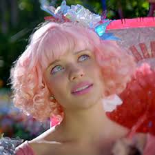 Novela “Meu Pedacinho de Chão”: Juliana estranha as roupas de Gina