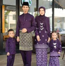 Baju kurung memiliki ciri khas yaitu potongan yang longgar pada lubang lengan, bagian perut. Baju Kurung Melayu Moden A Baju Kurung Melayu Moden Facebook