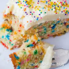 Viele leckere rezepte zum thema bunter kuchen bei foodtempel. Bunter Kindergeburtstagskuchen Mit Vanille Topping Sonjaskuechenblog