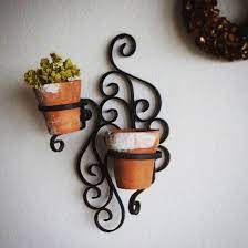 鉄のラスティックな雰囲気と くるんとした蔓模様のエレガントさを併せ持った イギリスアンティークの植木鉢ホルダーです アンティークのテラコッタ鉢も２個お付けします テラコッタ鉢に付いている白い汚れは 鉢と土と水の成分によって生ま plant holders