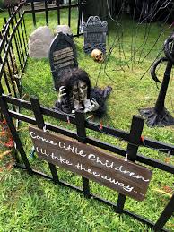 Omg Love This From My Favorite Movie Halloween Diy Outdoor Scary Halloween Decorations Diy Outdoor Halloween