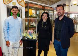 Sergio Ortuño centrocampista del Deportivo Eldense, entrega sus botas al  Museo del Calzado de Elda