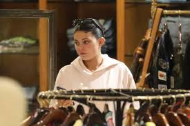 Jun 14, 2021 · nachdem kendall jenner (25) und kim kardashian (40) bereits von unbekannten bedrängt wurden, hat es nun auch kylie jenner (23) wieder mal erwischt: Seltener Anblick Kylie Jenner Geht Ungeschminkt Shoppen Promiflash De