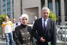 Merve safa kavakçı (30 ekim 1968, ankara), fazilet partisi'nden 18 nisan 1999 seçimlerinde i̇stanbul milletvekili olarak seçildi. Merve Kavakci Demirel Den Sikayetci Oldu