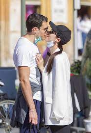 Moderatorin michelle hunziker (42) ist hellauf begeistert vom freund ihrer ältesten tochter, aurora ramazzotti (22). Masken Ab Fur Die Liebe Hier Knutscht Aurora Ihren Goffredo Promiflash De
