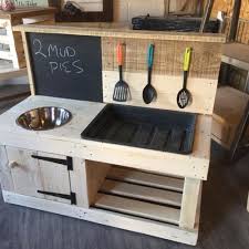 Sandkasten sandkästen & rutschen spielgeräte türme & pools garten & hobby versandkostenfrei bereits ab 30 euro bestellwert. Mud Play Kitchen Sandy Mud Kitchen Sandpit Blackboard Blackboard Kitchen Mud Play Sandpit Sandy In 2020 Holzspielkuche Schlammkuche Aussenspielkuche