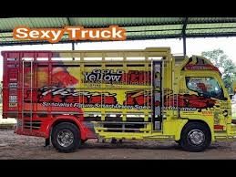 Warna dominasi hitam dan identik putih. 54 Truk Canter Warna Kuning