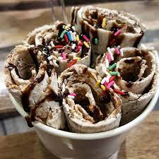 Como Hacer Deliciosos Ice Cream Rolls De Vainilla Y Brownie El Como De Las Cosas Ice Cream Business Ice Roll Ice Cream