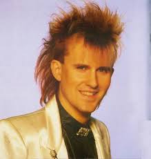 Sono tanti gli uomini che hanno amato e sfoggiato i capelli mullet a partire dagli anni ’80, come l’indimenticabile patrick swayze in dirty dancing e kiefer sutherland in ragazzi perduti. Le 10 Acconciature Piu Imbarazzanti Degli Anni 80 Estetica It