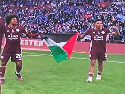 البث المباشر لمباراة ليستر سيتي ضد وولفرهامبتون leicester vs wolverhampton يستضيف فريق ليستر سيتي في أولى مبارياته في الموسم الجديد من الدوري الإنجليزي الممتاز فريق ولفرهامبتون في المباراة التي تنطلق صافرتها في تمام الساعة. Ø¹Ù„Ù… ÙÙ„Ø³Ø·ÙŠÙ† ÙŠØ¸Ù‡Ø± ÙÙŠ Ø§Ø­ØªÙØ§Ù„Ø§Øª Ù„Ø§Ø¹Ø¨ÙŠ Ù„ÙŠØ³ØªØ± Ø³ÙŠØªÙŠ Ø¨ÙƒØ£Ø³ Ø§Ù„Ø§ØªØ­Ø§Ø¯ Ø§Ù„ Ù…ØµØ±Ø§ÙˆÙ‰