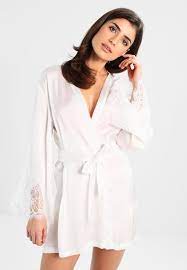 Le kimono a un aspect et une sensation de satin et un détail de dentelle dans les manches. Hunkemoller Kimono Satin Big Scallop Lace Nachthemd Off White Offwhite Zalando De