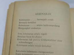 Siswa mampu menyunting puisi bertema sosial, budaya, dan kemanusiaan dengan memperhatikan struktur fisik (tipografi, diksi, imaji, kata kongkret, bahasa figuratif, verifikasi: Puisi Menyentuh Muhammad Ali Soal Kebenaran Dan Kebebasan