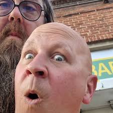 Gisteren PLANCKGAS 🤘🏻 kunnen presenteren aan mister Erwin! 😎 Barley  wine, gerijpt op getoaste Franse eik 👌🏻 Santé! 💪🏻🍺✨️ Opgelet:  Alcoholmisbruik schaadt de gezondheid. (Een verzuurde samenleving ook.) 🥰  #TheHopSaSamLab #HopSaSam #Oudenaarde #