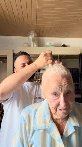 „Edith erzählt von ihrer Schulzeit im Dritten Reich., Jeden Morgen musste  sie beim Rektor antreten und einen Gruß aufsagen, der heute unvorstellbar  ist., Was Kinder damals erlebt haben, vergisst man ...