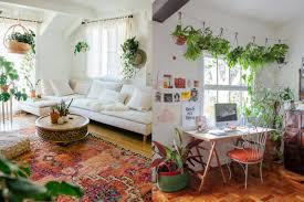 Ruang tamu bercat putih ini mengadopsi dekorasi rustic dengan menempatkan rak kayu tunggal di lebih segar dan nyaman dipandang. 10 Inspirasi Dekorasi Ruangan Dengan Tanaman Gantung