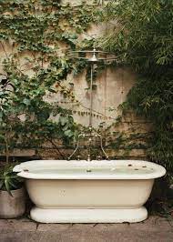 salle de bains de jardin pour l ete nos plus belles inspirations salles de bains exterieures baignoire en plein air baignoire exterieure