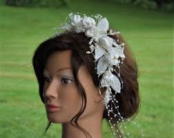 VINTAGE Parure de tête pour la mariée cascade de perles sur un fil  transparent avec fleurs ivoire en tissu, Bijoux cheveux peigne rétro