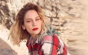 Farah zeynep abdullah da 'piercing' modasına uydu. Kadin Oyuncularin Maruz Kaldigi Guzellik Baskisi Son Bulsun Ayse Arman Kisisel Web Sitesi