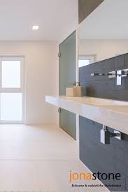 Spiel Mit Kontrasten Helle Fliesen Aus Kalkstein Kombiniert Mit Grauen Riemchen Aus Schiefer An Der Wand Des Badezimm Mit Bildern Natursteinfliesen Fliesen Grosse Fliesen