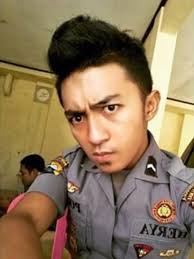 Potongan rambut militer pertama adalah buzz cut, potongan rambut ini hampir seperti botak tapi masih menyisakan sedikit rambut sekitar setengah hingga satu centimeter. Polisi Ini Berseragam Tapi Berambut Mohawk Halaman 2