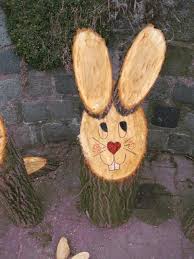 Bunny Made From A Log And Wood Slices So Cute Ostern Basteln Holz Diy Osterschmuck Holzdekoration